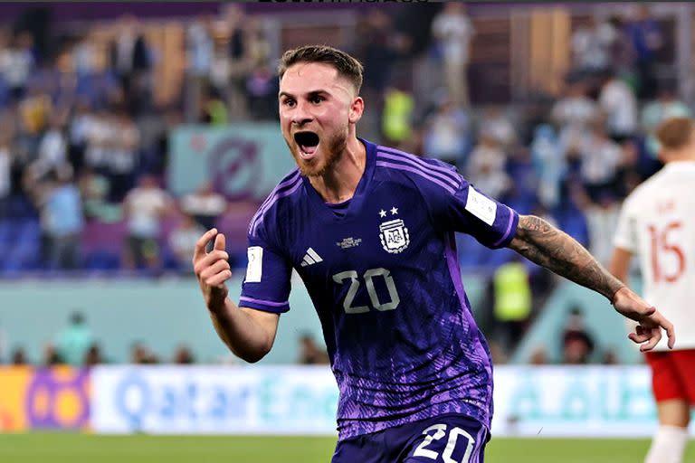 Alexis Mac Allister celebra después de anotar el primer gol de Argentina