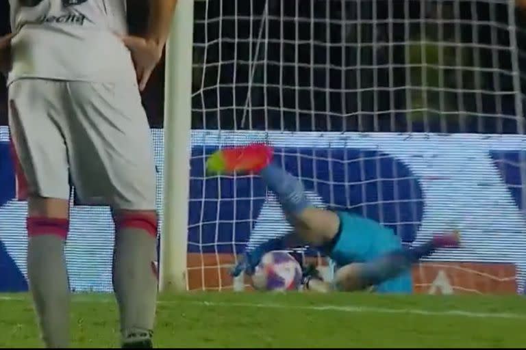 Tomás Marchiori, la gran figura de Atlético Tucumán, le atajó el penal a Neris; Colón y el Decano empataron 0 a 0