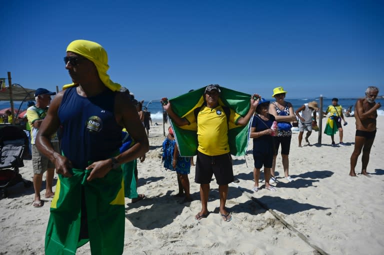 Seguidores de Jair Bolsonaro en la playa de Copacabana, Rio de Janeiro, Brasil, el 21 de abril de 2024 (MAURO PIMENTEL)