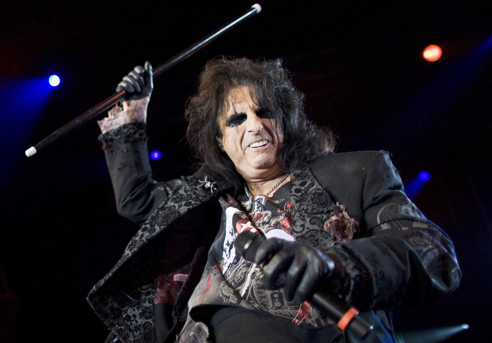 Rock star Alice Cooper performs during the 43rd Montreux Jazz Festival in Montreux July 8, 2009. REUTERS/Valentin Flauraud (SWITZERLAND ENTERTAINMENT)