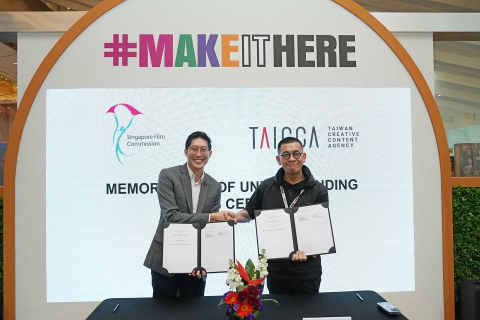 新加坡電影委員會執行主席洪慶忠（左）和文策院董事長蔡嘉駿（右）簽署合作意向書。（IMDA／提供）