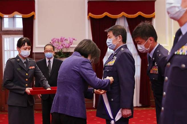  蔡英文總統今天主持張哲平上將授勳及鄭榮豐上將的授階典禮(總統府提供)