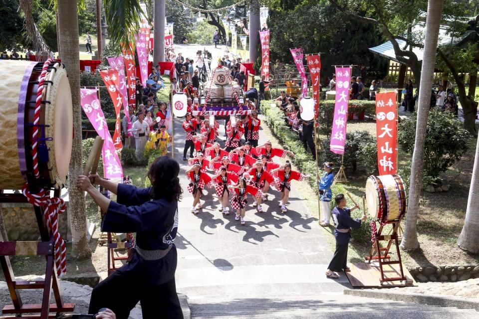 劇組拍攝一場「釀酒祭典」慶典活動，找來30人擔任抬轎及跳舞臨演，場面盛大。