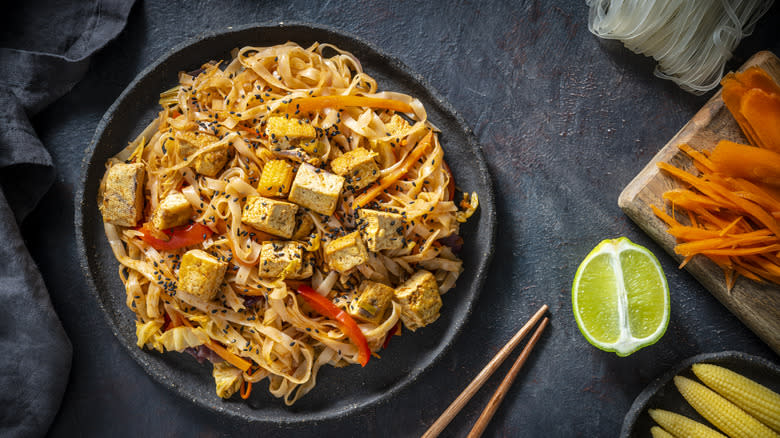 pad thai with tofu and veggies