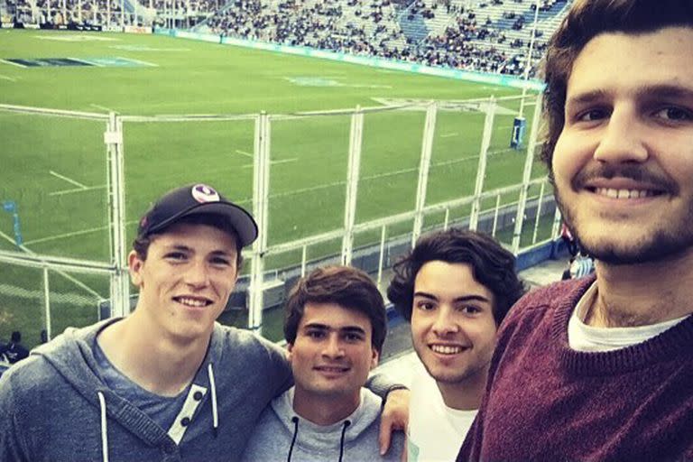 Thibault Flament con amigos de Newman en Vélez, para ver un partido entre los Pumas y los All Blacks