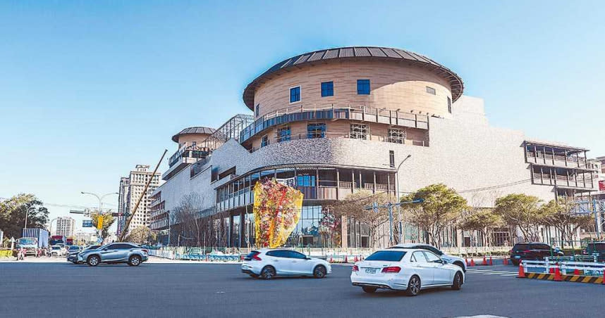 遠東集團興建客家圓樓造型的「竹北新世紀購物中心」，營運將創造1700個就業機會。（圖／羅浚濱攝）