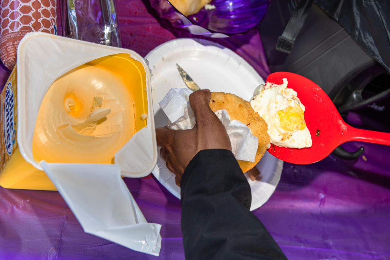 Un puesto de comida que vende empanadas a 4 dólares y arepas a 5 dólares, en Randall’s Island, en Nueva York, el 31 de octubre de 2023. (Sebastian Sele/The New York Times)
