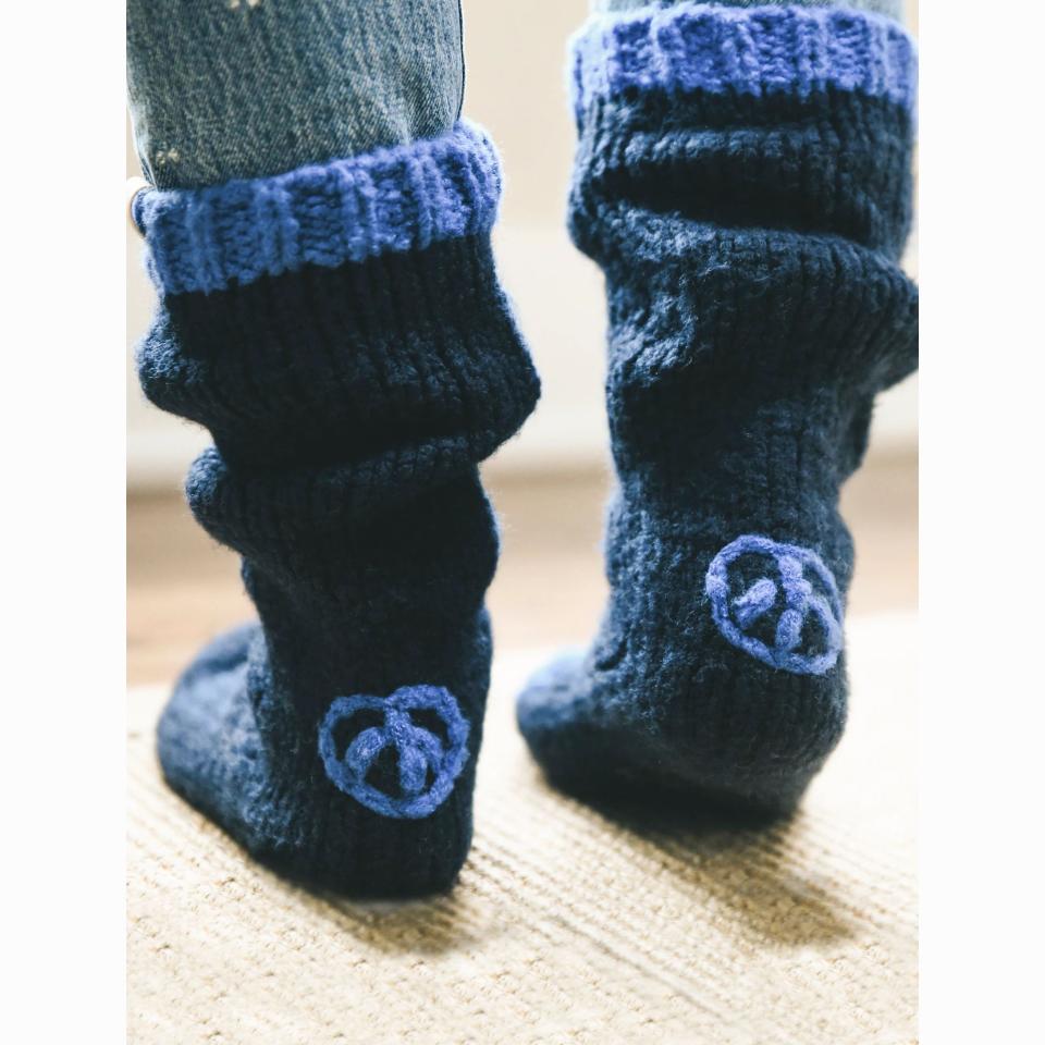 18) Knit Peace Sign Slipper Socks - Royal & Oxford Blue