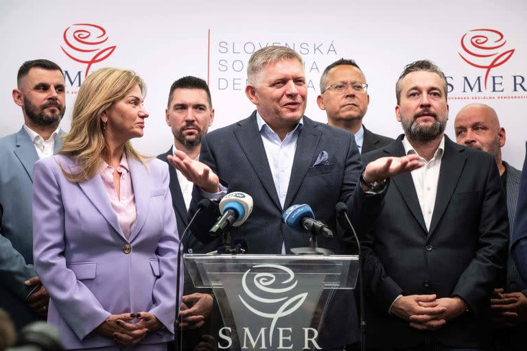 El presidente del partido Smer-Democracia Social, Robert Fico gesticula mientras se dirige a una rueda de prensa en la sede del partido tras las elecciones parlamentarias anticipadas en Bratislava, Eslovaquia, el 1 de octubre de 2023. . (Foto de VLADIMIR SIMICEK / AFP)