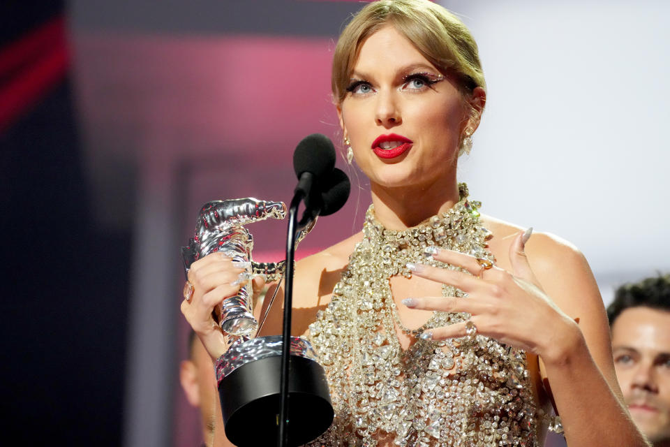 Taylor Swift accepts the Video of the Year award for 'All Too Well (10 Minute Version) at the 2022 VMAs. (Photo: Jeff Kravitz/Getty Images for MTV/Paramount Global)