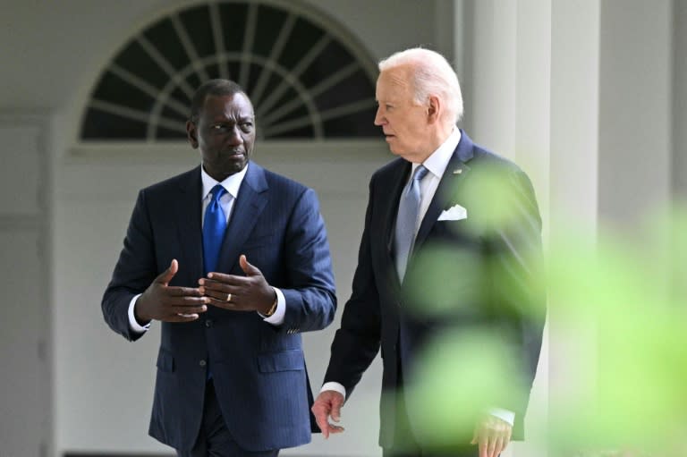 US President Joe Biden and Kenya's President William Ruto walk to Oval Office on May 23, 2024 (Mandel NGAN)