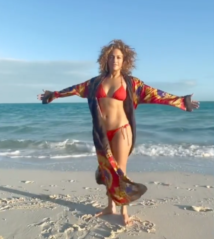 JLo zeigte ihre Top-Figur in einem roten Bikini. Foto: Instagram/jlo