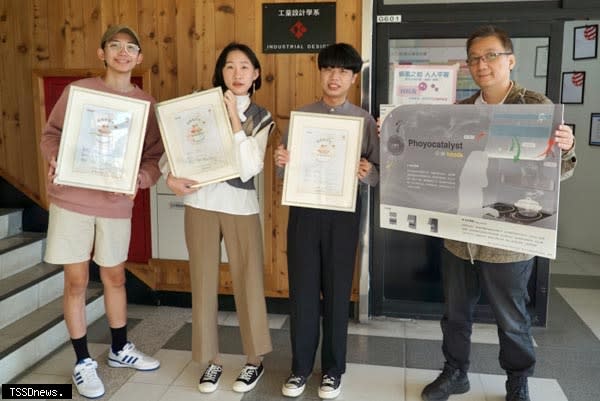 大葉大學師生參加台灣櫻花公司舉辦的整體廚房設計大賽，榮獲廚房電器設計類創作獎。（記者方一成攝）