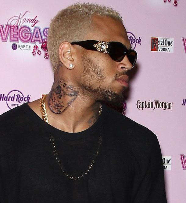 Chris Brown con su nuevo tatuaje de gran gusto via Daily Mail