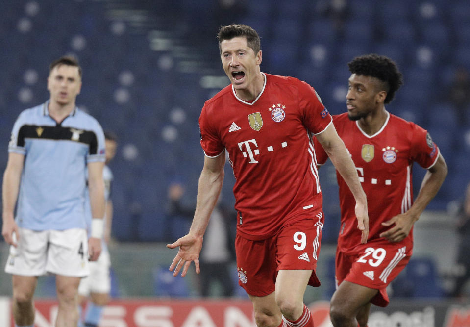 Robert Lewandowski festeja tras anotar el primer gol del Bayern Múnich en el partido contra la Lazio por los octavos de final de la Liga de Campeones, el martes 23 de febrero de 2021. (AP Foto/Gregorio Borgia)