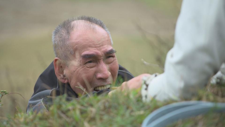 《愛的榮耀》張柏舟親自上陣，挑戰摔下山坡的重頭戲。（民視提供）