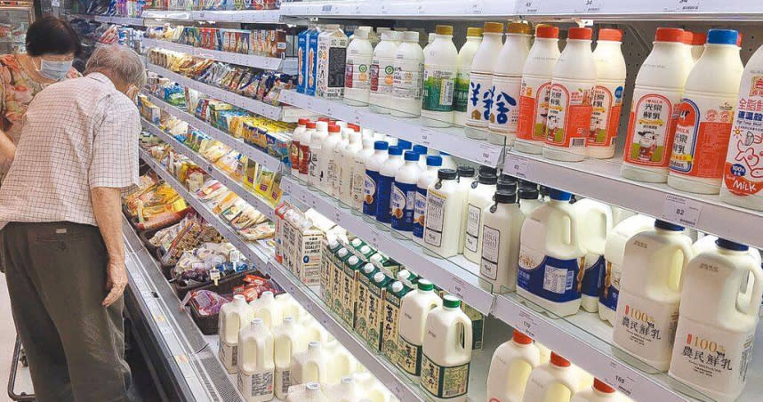 因應未來將有大量平價乳品進口衝擊，國內酪農2日要求至少要做好鮮乳產品標示，讓消費者辨別進口與國產品。（圖／報系資料照）