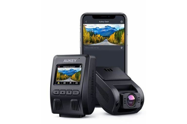 Una cámara Aukey DR02 para el auto