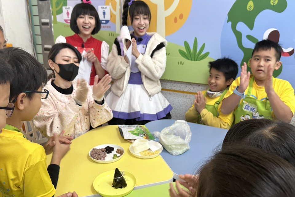 幼幼臺姊姊們與螢橋國小學生一起親手包創意健康粽