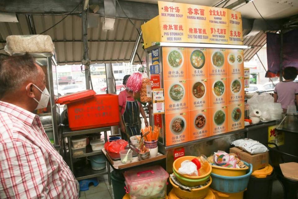 You can also get a variety of steamed soups to pair your lunch here.