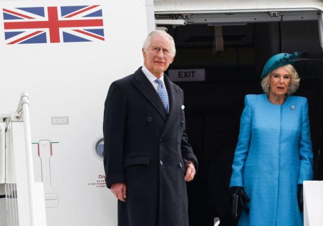El rey Carlos III de Gran Bretaña y la reina consorte Camilla bajan de su avión tras aterrizar en el aeropuerto berlinés de Brandeburgo, en Schoenefeld, cerca de Berlín, el 29 de marzo de 2023.