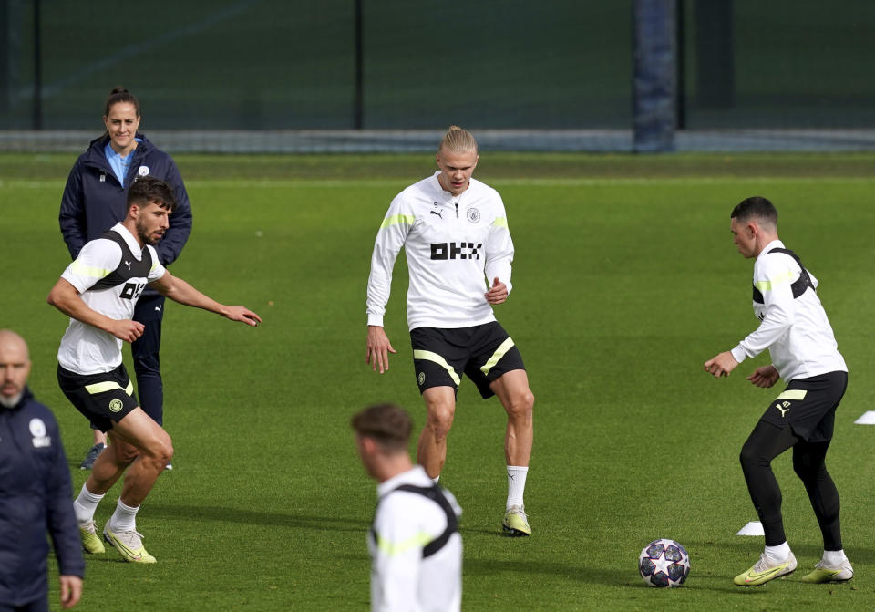 Erling Haaland (centro) del Manchester City durante un entrenamiento con miras al partido contra el Real Madrid por las semifinales de la Liga española, el martes 16 de mayo de 2023. (Martin Rickett/PA vía AP)