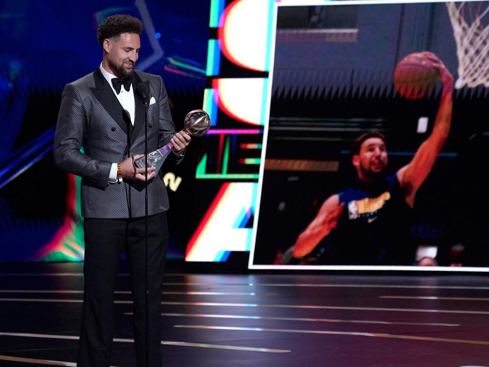 Klay Thompson accepts the award for best comeback athlete at the ESPY Awards.