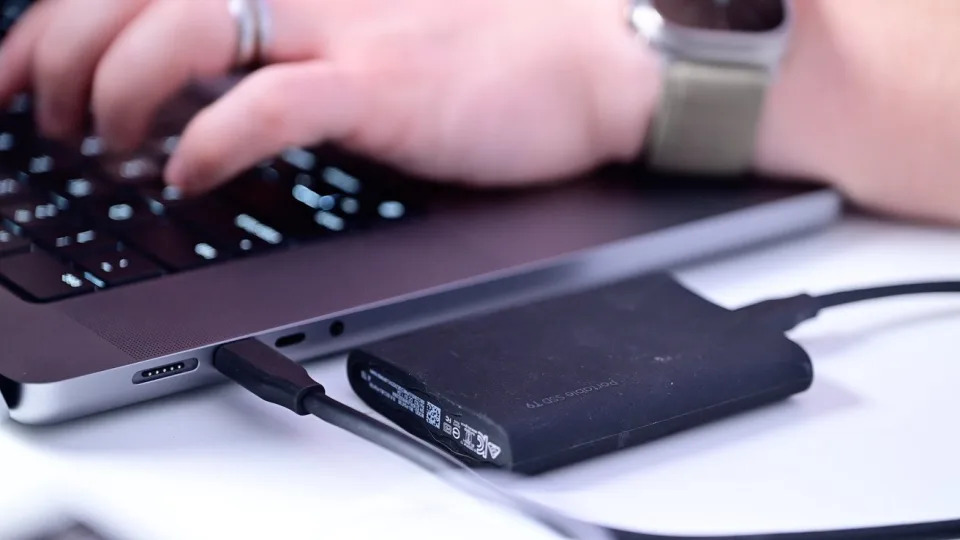 三星 T9 SSD 连接至 MacBook Pro