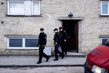 Policemen walk out from an apartment block during a search for suspects believed to have travelled to Syria to join the Islamic State, in Tingbjerg, Copenhagen, April 7, 2016. REUTERS/Uffe Weng/Scanpix Denmark