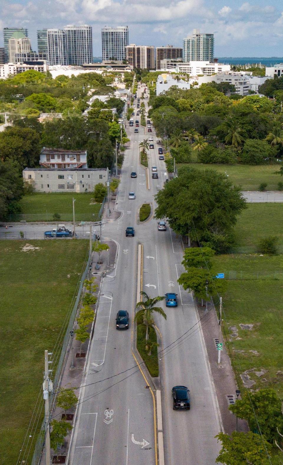 Grand Avenue, que en su día fue el próspero corazón comercial de la históricamente afroamericana West Coconut Grove en Miami, se encuentra casi vacía el viernes 17 de junio de 2022. La comunidad afroamericana está desapareciendo en medio de la especulación inmobiliaria y el rápido aburguesamiento. El horizonte del centro de Grove, mayoritariamente blanco y acomodado, es visible en el fondo.