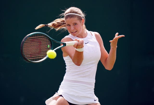 Hannah Klugman hits a forehand during her qualifying loss to Alycia Parks