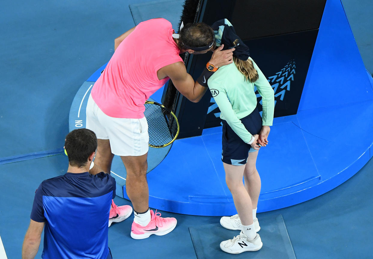 Momento en que Rafa Nadal besa en la mejilla a la recogepelotas. (Quinn Rooney/Getty Images)