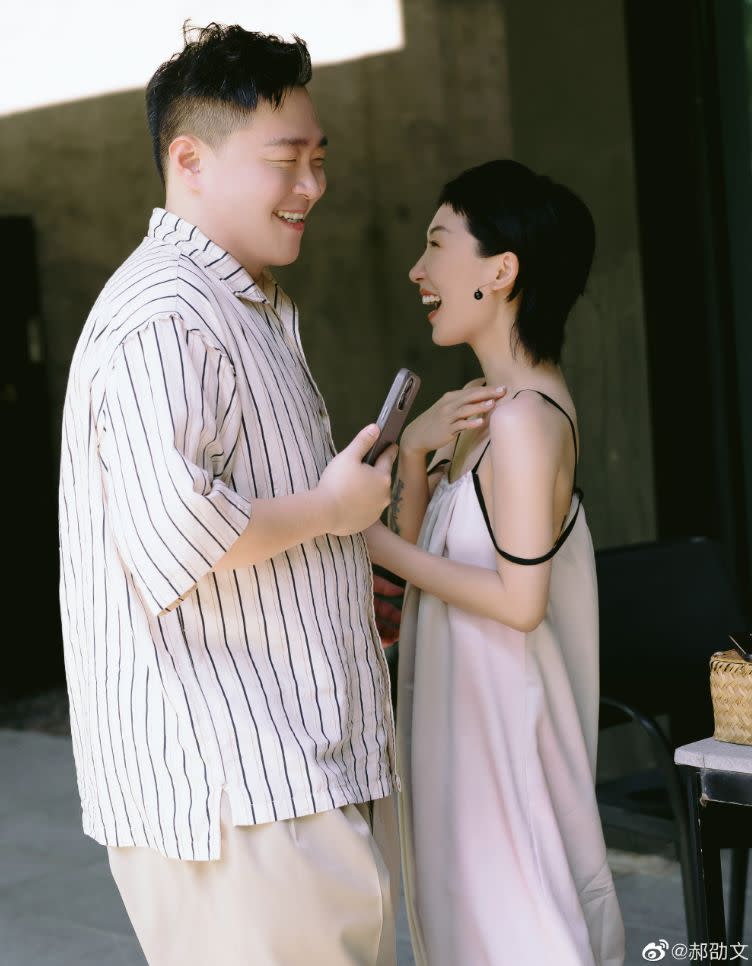 ▲郝劭文（左）、林寧瑞前年520先在大陸登記結婚，去年春節再帶妻子與繼女回台灣完成登記。（圖／郝劭文微博）