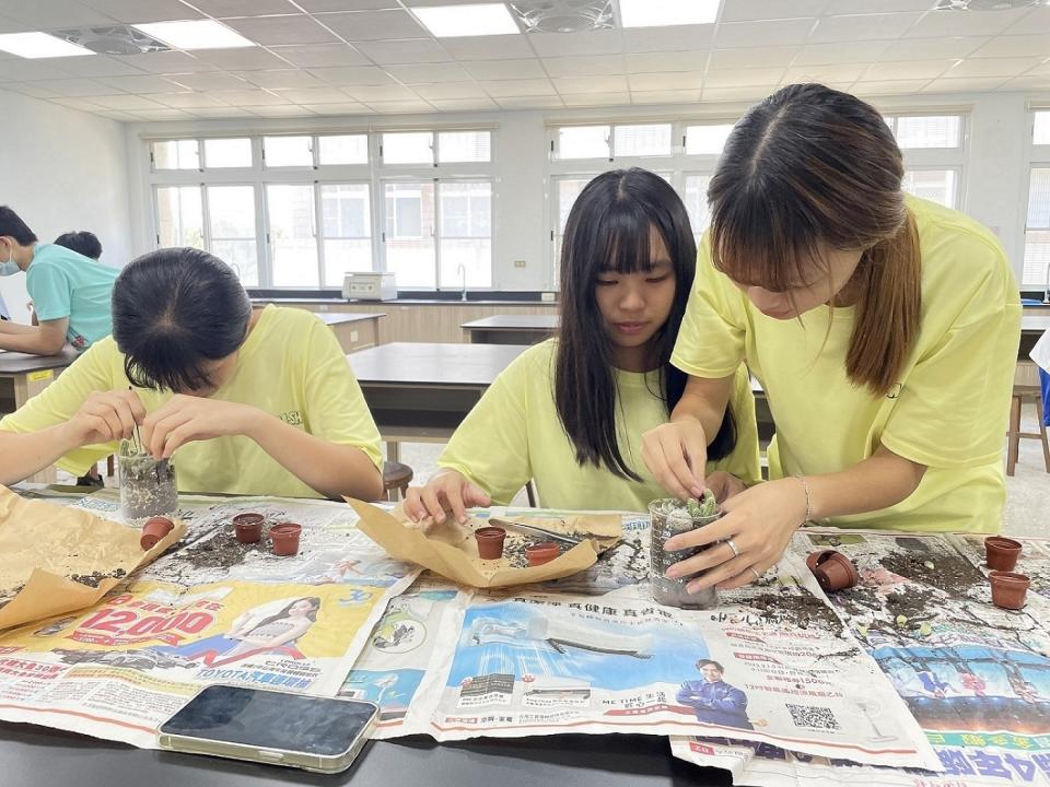 國立北門高中學生動手進行多肉植物組盆