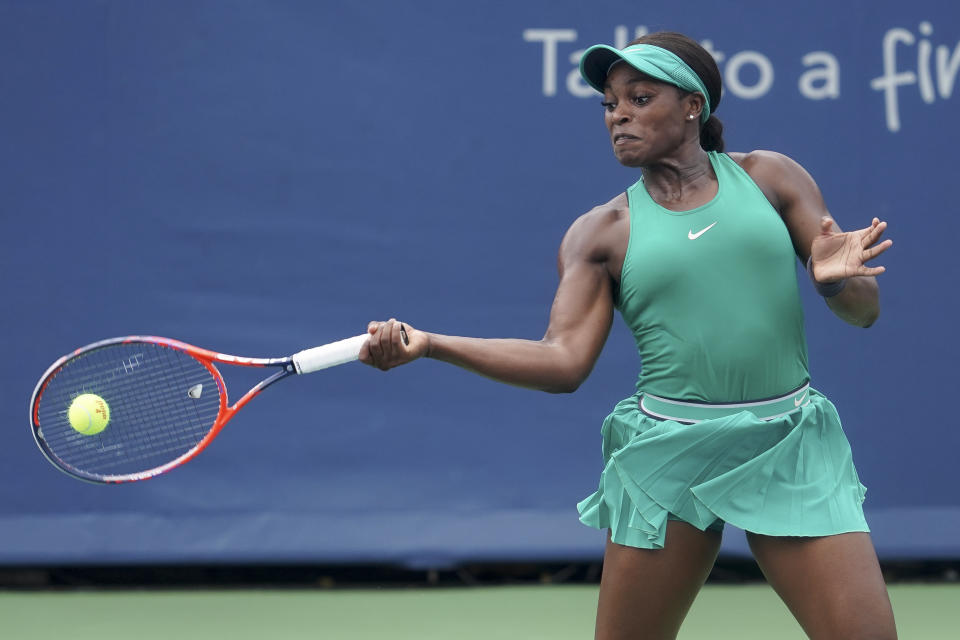 La estadounidense Sloane Stephens devuelve ante la alemana Tatjana Maria en la segunda ronda del Abierto de Cincinnati, el miércoles 15 de agosto de 2018 en Mason, Ohio. (AP Foto/John Minchillo)