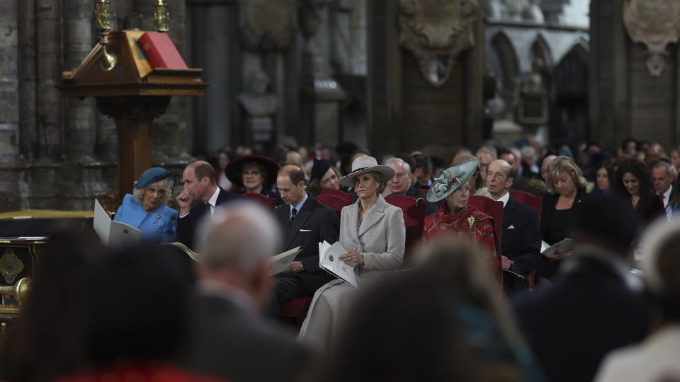 La reina Camila, de izquierda a derecha, el príncipe Guillermo, el príncipe Eduardo, la duquesa Sophie y la princesa Ana en una misa por el Día de la Mancomunidad de Naciones en la Abadía de Westminster en Londres el lunes 11 de marzo de 2024. (Geoff Pugh/Pool Photo vía AP)