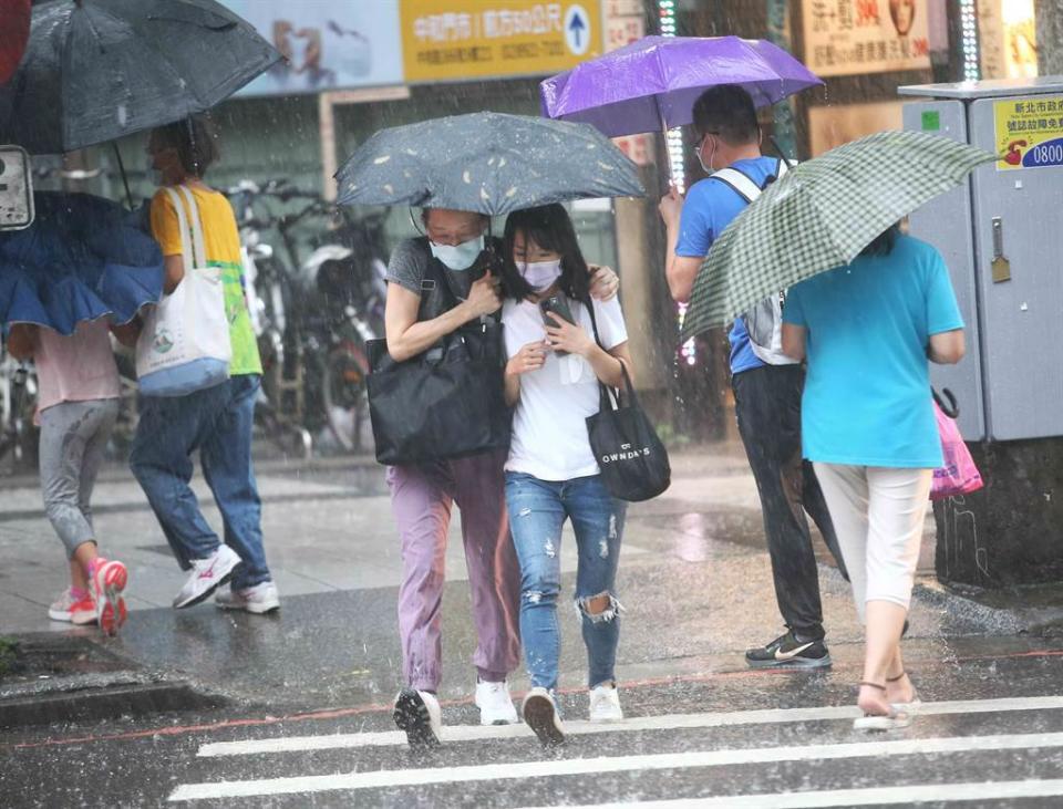 氣象署提醒，下周一（27日）來襲的鋒面結構完整，加上較強的西南風，西半部地區並有大雨或是局部豪雨發生的機率。（示意圖／資料照／陳信翰攝）