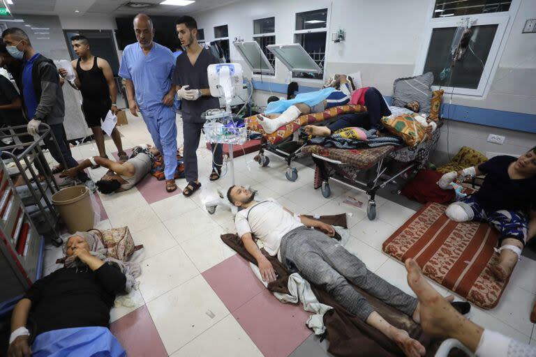 Palestinos heridos reciben tratamiento en el hospital Al-Shifa en la ciudad de Gaza el 7 de noviembre de 2023