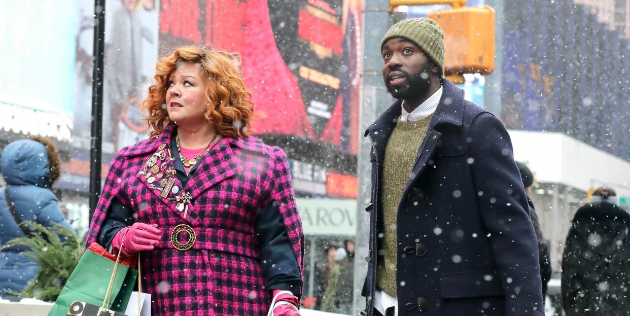 melissa mccarthy and paapa essiedu are seen on the set of bernard and the genie