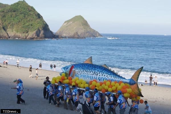 宜蘭縣南方澳鯖魚祭活動，大鯖魚護境踩街表演行動。（圖：協會提供）