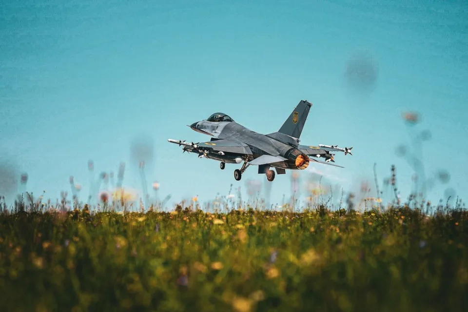 A Ukrainian Air Force F-16s armed with two AIM-120 AMRAAM and two AIM-9 Sidewinder air-to-air missiles. <em>Ukrainian Air Force</em><br>