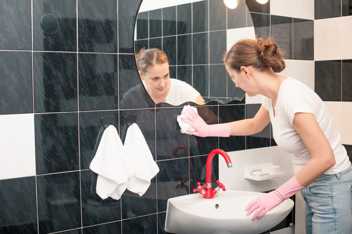 El baño requiere una limpieza profunda. – Foto: CasarsaGuru/Getty Images