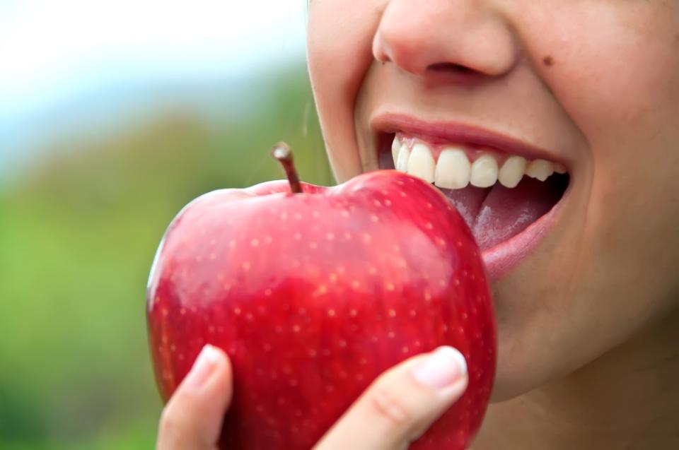Apples contain plenty of polyphenols, which have a prebiotic effect on the gut microbiome. Glamy – stock.adobe.com