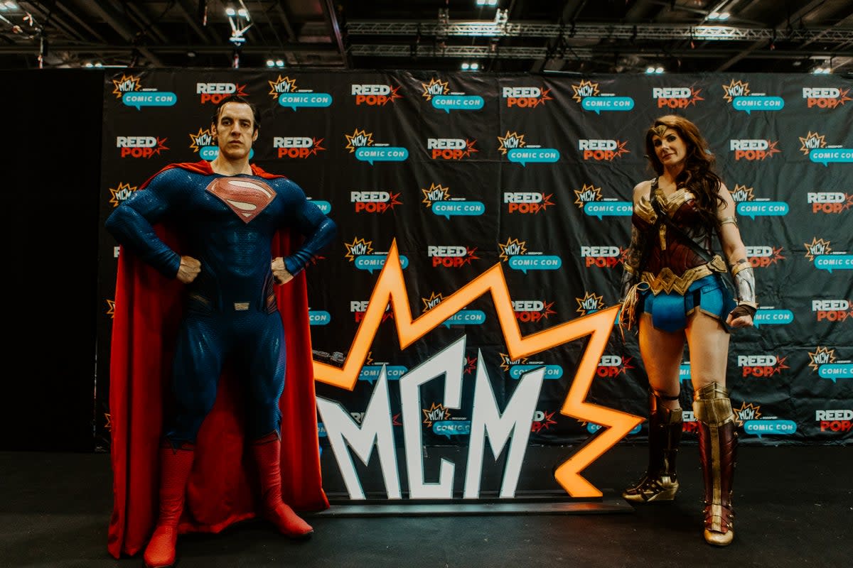 Fans of Superman and Wonder Woman enjoy Comic Con (MCM Comic Con / Hand out)