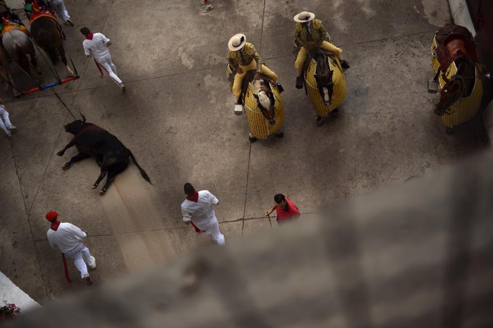 Las fotos que nadie enseña de San Fermín: esto es lo que ocurre tras la muerte de un toro