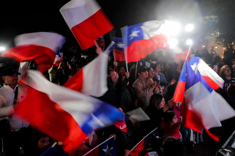 Simpatizantes del ultraderechista Partido Republicano celebran la victoria de sus candidatos durante las elecciones para elegir a los miembros de un Consejo Constitucional que redactará una nueva propuesta de Constitución, en la sede del Partido Republicano en Santiago, el 7 de mayo de 2023