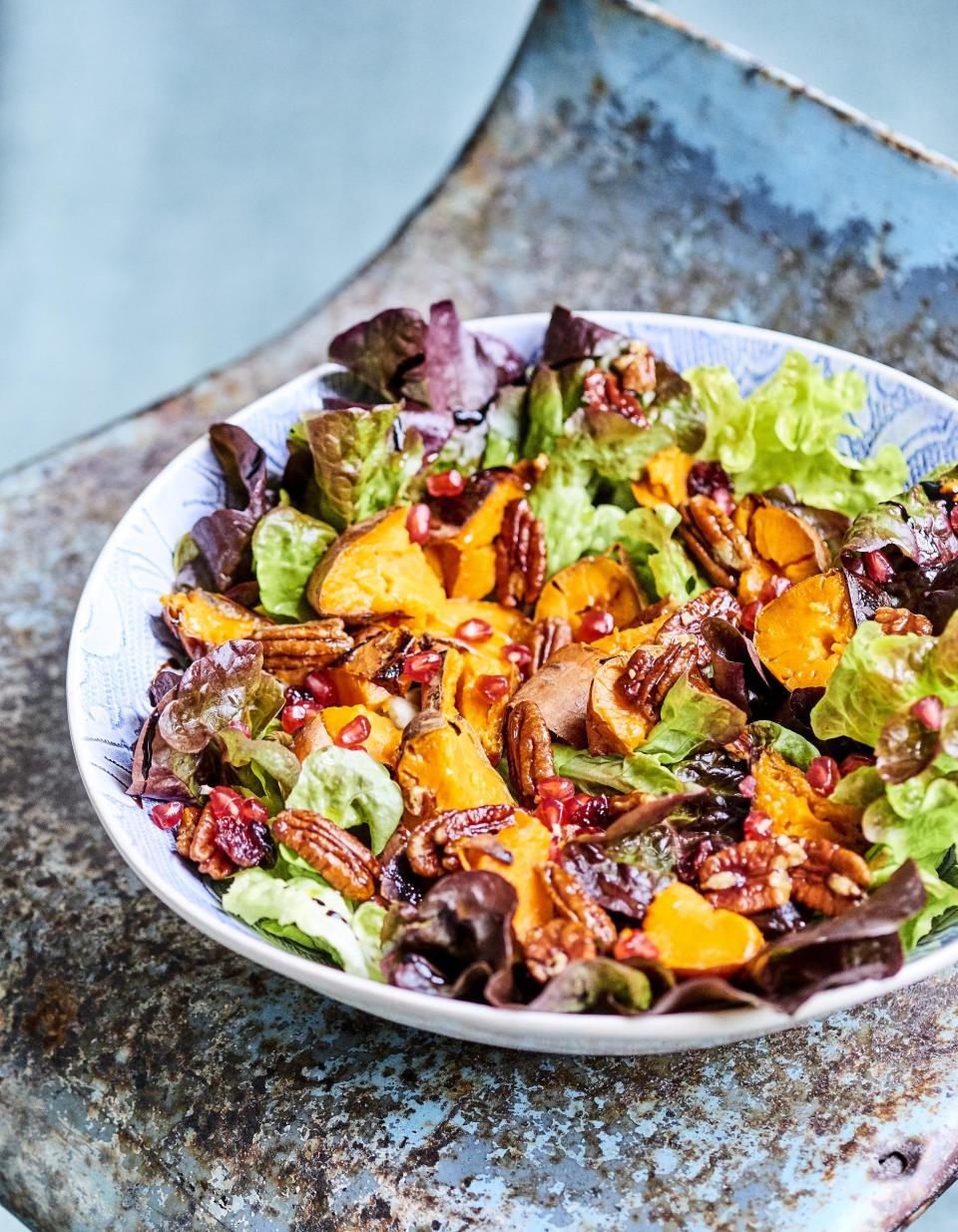 Salade de patates douces rôties aux noix de pécan caramélisée