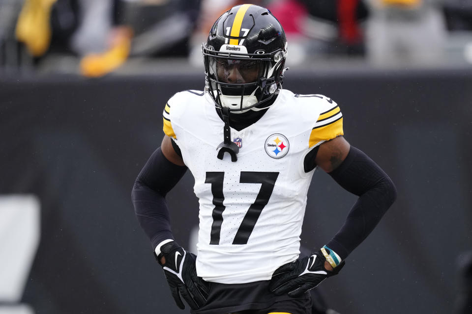 CINCINNATI, OHIO – NOVEMBER 26: Trenton Thompson #17 of the Pittsburgh Steelers warms up prior to a game against the <a class="link " href="https://sports.yahoo.com/nfl/teams/cincinnati/" data-i13n="sec:content-canvas;subsec:anchor_text;elm:context_link" data-ylk="slk:Cincinnati Bengals;sec:content-canvas;subsec:anchor_text;elm:context_link;itc:0">Cincinnati Bengals</a> at Paycor Stadium on November 26, 2023 in Cincinnati, Ohio. (Photo by Dylan Buell/Getty Images)