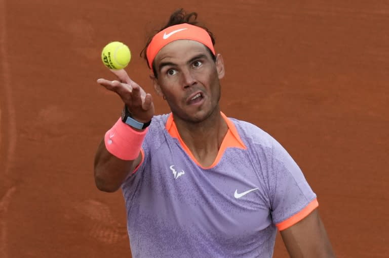 L'Espagnol Rafael Nadal contre l'Australien Alex De Minaur au 2e tour du tournoi de Barcelone, le 17 avril 2024 (Pau BARRENA)