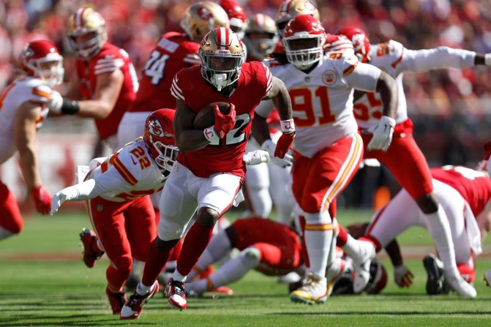 El running back de los 49ers Jeff Wilson Jr. corre con el ovoide en el partido ante los Chiefs de Kansas City, celebrado el 23 de octubre de 2022 en Santa Clara, California.